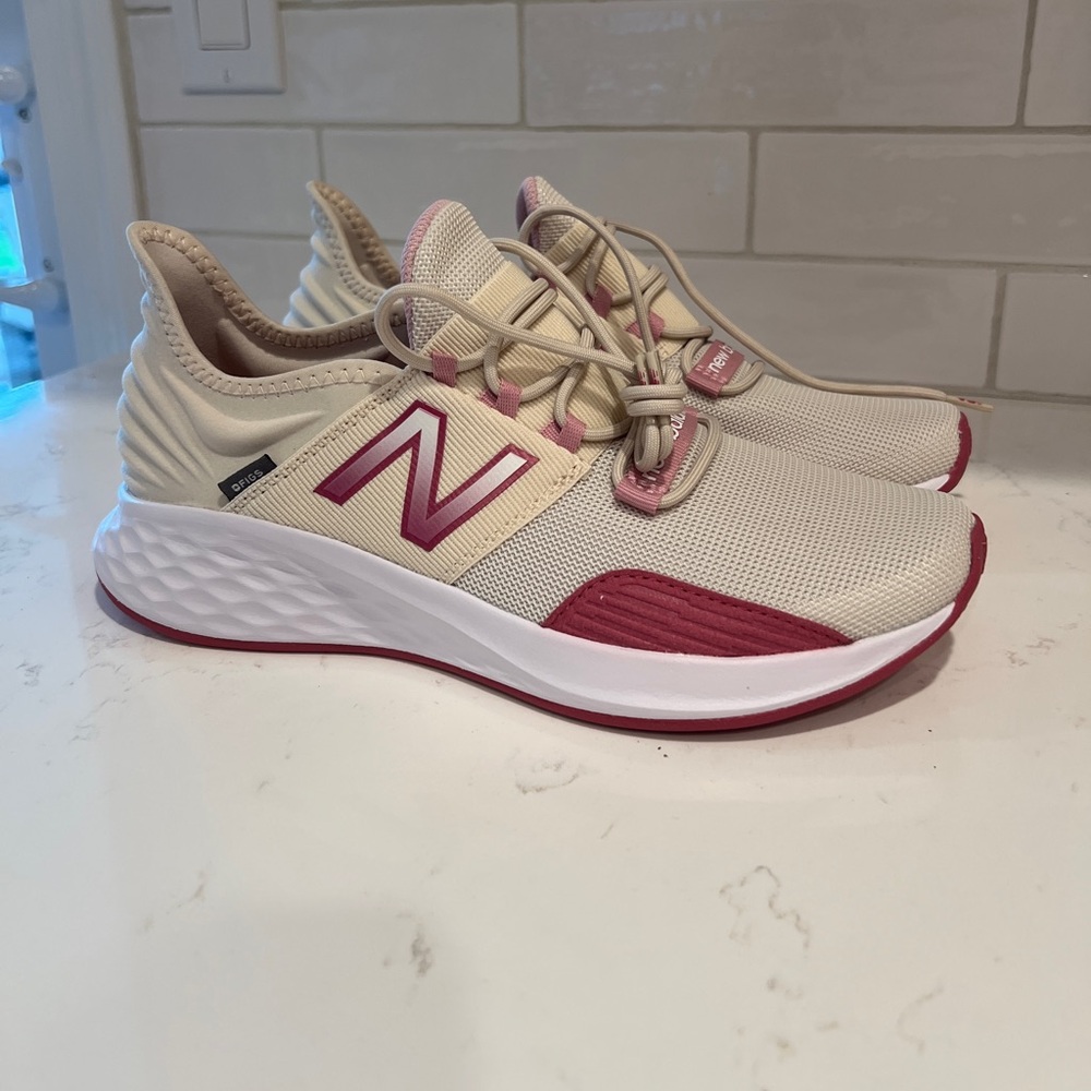 Unisex Cream/Quartz FIGS | New Balance Roav - M7.5/W9 / Cream/Quartz